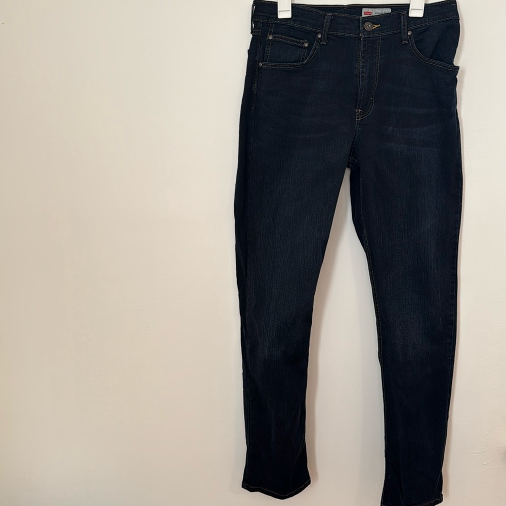 Wrangler Straight Fit. Size 32 X 32. Dark Blue rinse.